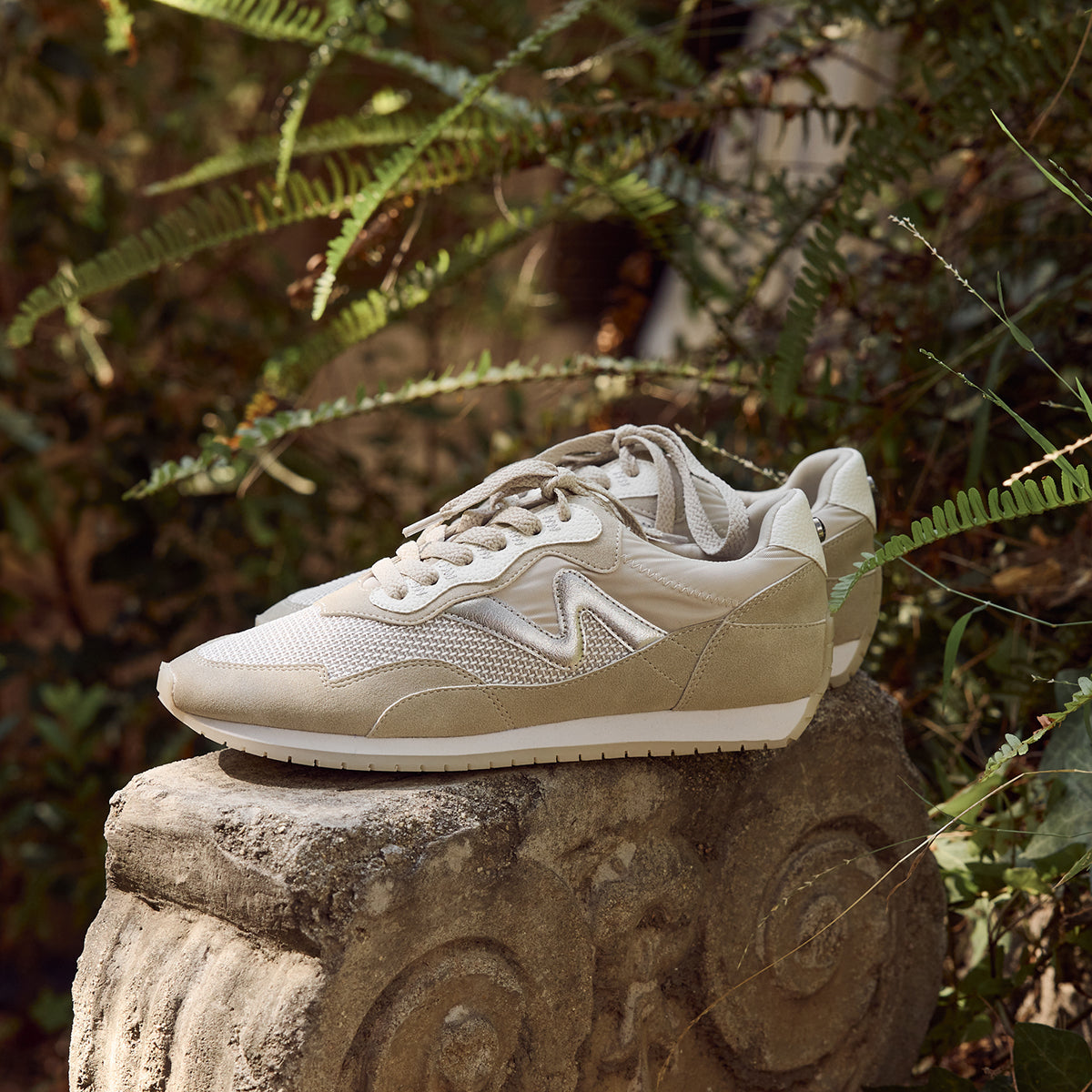 Accent taupe sneakers
